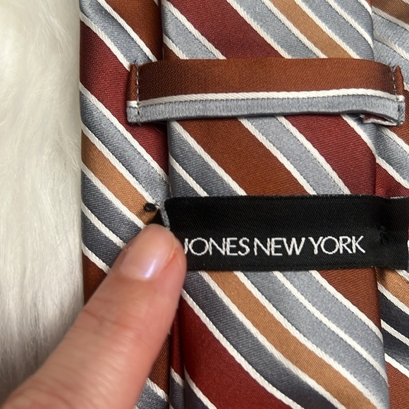 Jones New York 100% Silk Men’s Tie Brown Gray Striped Designer Neutral Necktie - Picture 8 of 8